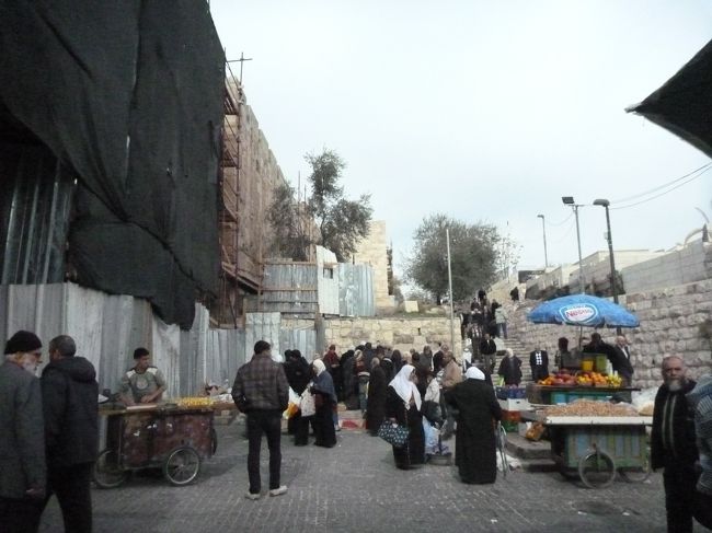 残念ながらステパノ門は修理中でした。ここから旧市街散策に向かいます。