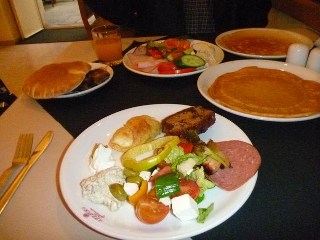 ホテルの朝食。アラブでよく出てくる、ひよこ豆のペーストのホムスがとても美味しかったです。