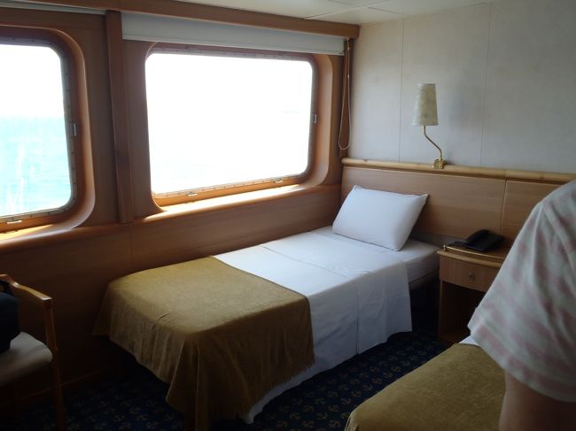 乗りこんですぐに案内された部屋。<br />ジュニアスイート・・ということで窓が大きいです。<br />一番安い部屋は「窓なし」・・要するに海の中に沈んでいる状態。<br />次のランクは「丸窓」・・ようやく水面に上がってきたけど小さい窓なのでのぞきこまないと海が見えない。<br />その上がこの「ジュニアスイート」<br />さらに２ランクぐらい上があり、バルコニー付きの部屋もあります。予算と相談の上。。。ということで。