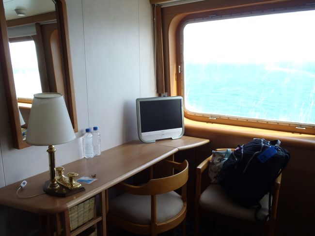 簡単なデスクがあり、無料のミネラルウォーターが置いてあります。資源を大切にするためにペットボトルはこれ１本をクルーズの間中使いまわします。（水がなくなると補充する）<br />後は収納スペースとユニットバスという造り。<br />「スイート」というのは名前だけな気がするけど、船だからこんなものでしょう。収納内部には、セーフティボックスもついています。<br /><br />そして荷物を置くと同時にアナウンスがありお約束の避難訓練！！