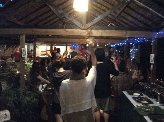 じゃんけん大会中。スタッフ同士のプレゼント交換があったり。