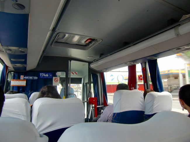 マイアミから8時間45分で、<br />ブラジルのリオデジャネイロ到着。<br /><br />空港から中心地セントロまでは空港バス（フレスコン）で出かけます。<br />結構快適なバスで、中も綺麗です。<br />乗る時に行き先を言うと、近くで降ろしてくれるんです。<br /><br />料金も７レアル（１レアル≒45円）なのでリーズナブル。<br /><br /> <br /><br /><br /><br />