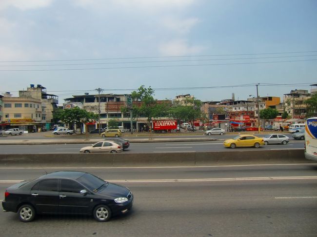 初めての街にワクワク <br />周りの建物はというと・・・<br />あまり綺麗とは言えないかも。。。 <br />