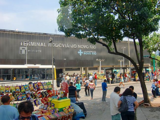 途中、鉄道の駅に停車。<br /><br />