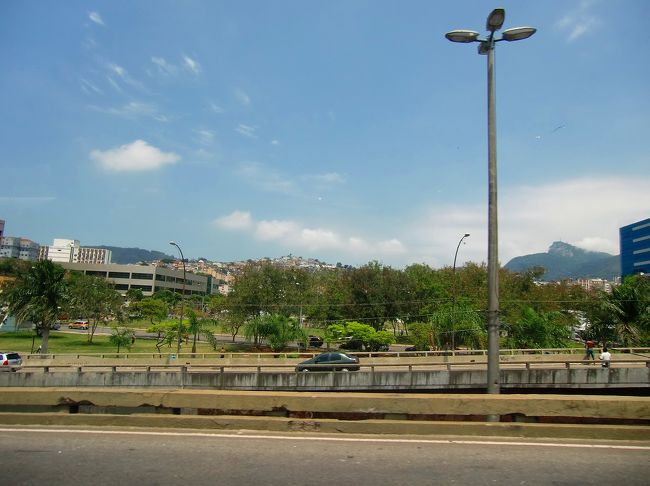 なんだか殺風景な景色が続く道・・・写真右奥の丘の上にキリスト像が見えました。<br /><br />（写真では小さすぎて見えませんけどね ）<br /><br /> <br /><br />