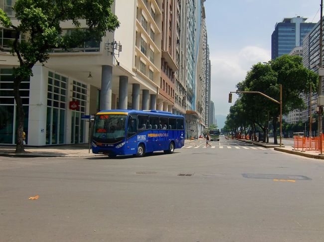 約３０分後、セントロにあるカンデラリア教会近くで<br />降ろしてもらいました。<br /><br />（写真は乗ってきたバスと同じ型）<br /><br /> <br /><br /><br />