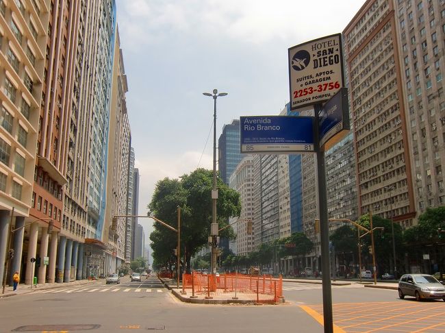 セントロの街並<br /><br />ビルが並んでいて、この辺はちょっと都会 っていう感じですが、何故か人が少なくて・・・ちょっと不気味。<br /><br />後で知ったのですが、この日は祝日でした。 <br /> <br /><br />