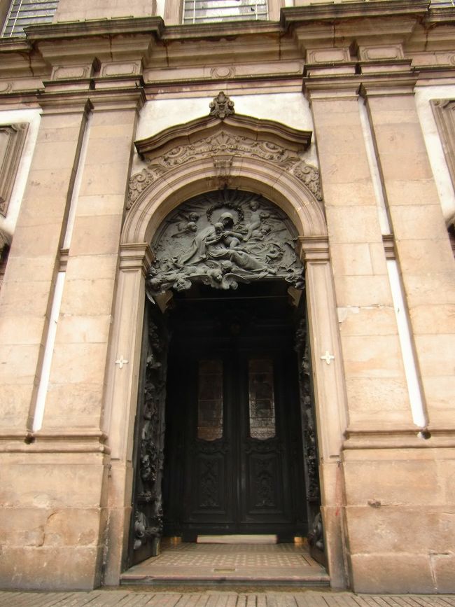 入り口。<br />この教会は、1755年から19世紀の末までの長い期間をかけて建築。<br />内装は、バロック様式から新古典主義とネオ・ルネッサンス様式へと改修されているそうです。<br />