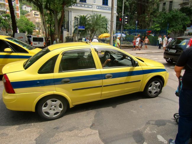 教会の近くでタクシーを拾い、次の目的地コルコバードの丘へ・・・