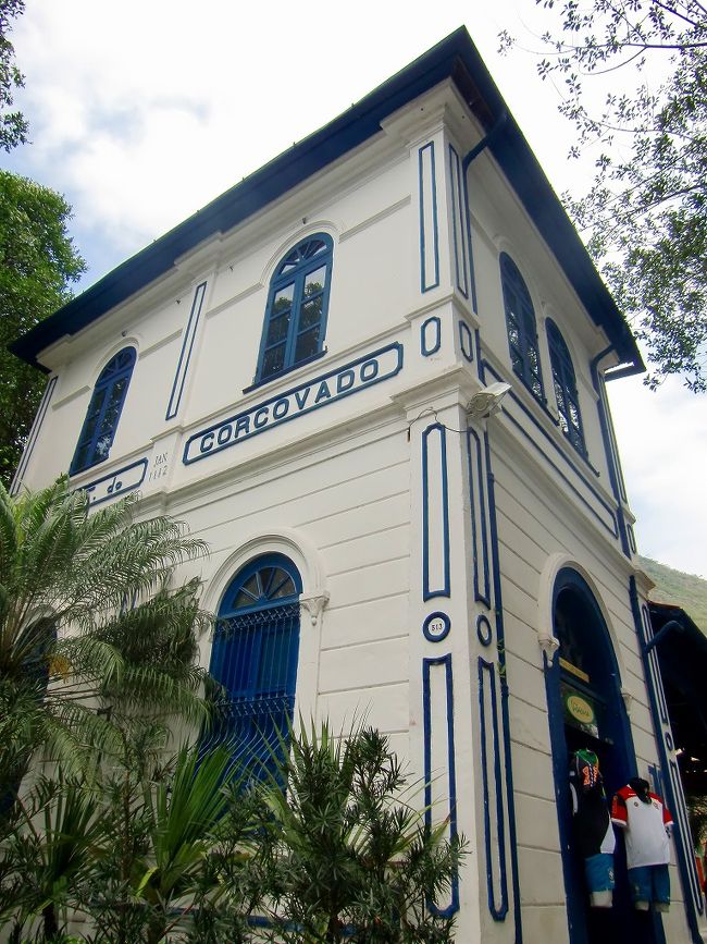 駅の入り口にある建物。