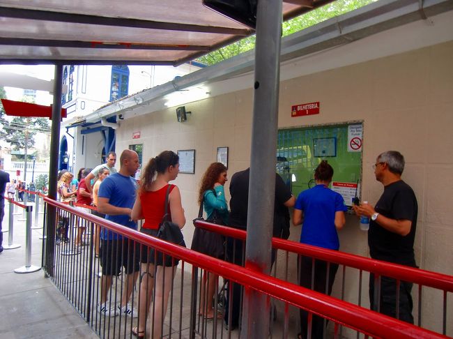 切符売り場。<br /><br />ここで切符を購入。午前中はかなりの混雑らしいのですが、もうお昼過ぎなので、切符もすぐに買えました。<br />でも<br />まだ出発までは３０分以上あります。<br />そこでちょっと周辺を探索 <br />