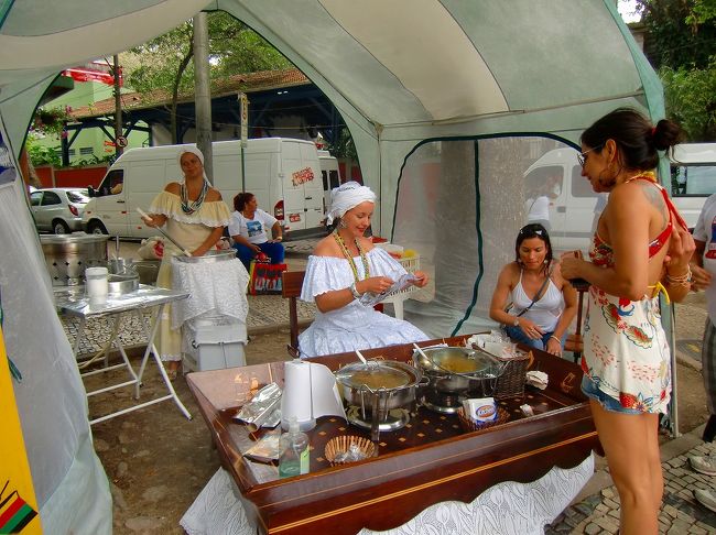 素敵な民族衣装 を着たおねえさん達がブラジルのスナック<br />「アカラジェ」を売っていました。<br /><br />お昼御飯を食べていなかかった私はココで・・・ランチタイム <br /> <br /><br />