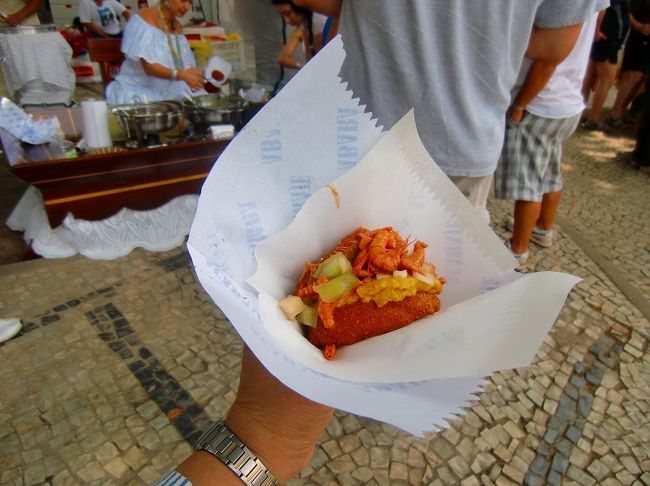 つぶした豆と玉ねぎ等を丸めて揚げたものにオクラの煮込んだものや<br />トウモロコシ、野菜、干しエビ等を挟んでくれます。<br />（英語で説明してくれました・・・挟む物は自分でチョイス）<br /><br />見た目はコロッケバーガーみたいですが、食べてみると外側はプチプチしていて、お豆のコロッケ？？ <br />味はちょっと濃いめですが、美味しかったですよ！！<br />