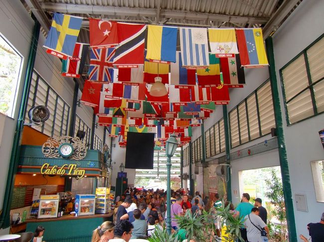 万国旗が華やかな待合室は、人でイッパイ！ <br /> <br /><br />