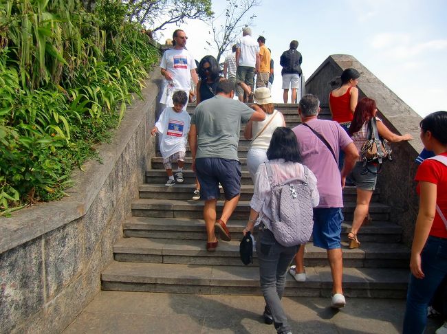 ここからは長い階段を上ります <br />（エレベータがあるのですが、この時は動いていませんでした） <br />