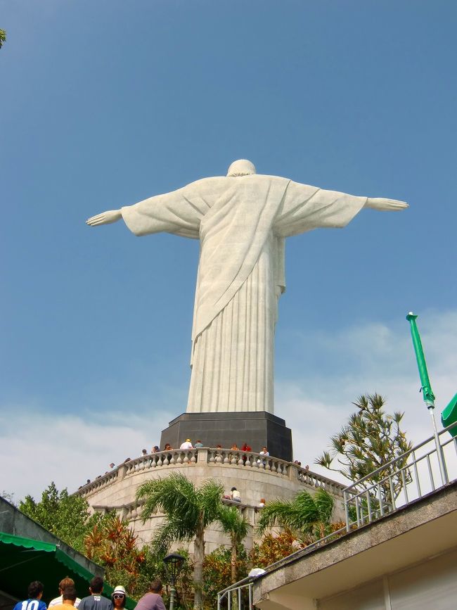 結構大きいキリスト像の後姿にビックリ！！ <br />まだまだ階段は続きます。<br /><br />