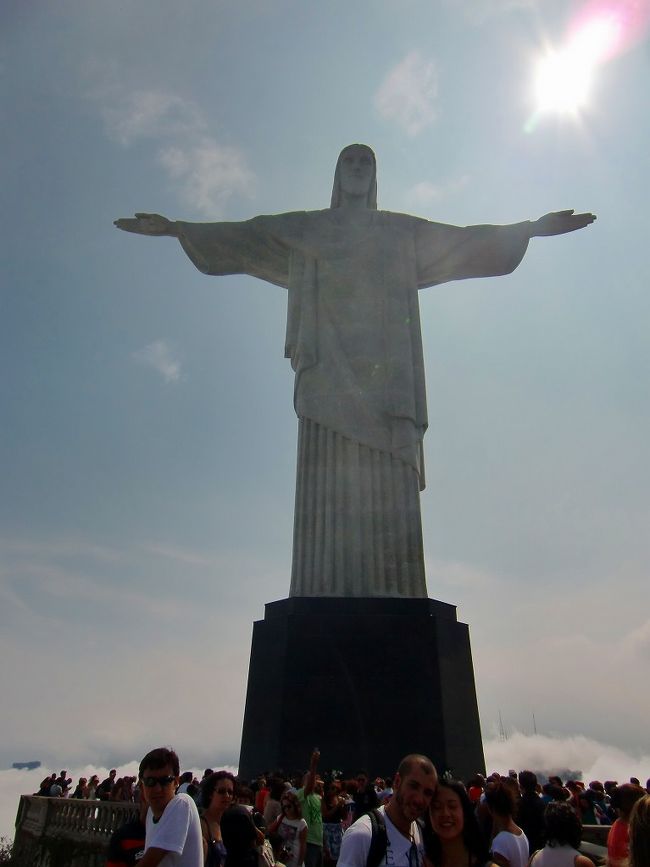やっと頂上到達 <br />キリスト像の正面は逆光でした〜(^_^;) <br />それにしても、<br />観光客の多いのにはビックリ！！ <br /> <br />