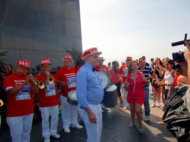 キリスト像の下では陽気な楽団の演奏も♪ <br /> <br />