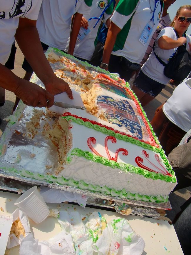 その前で、巨大なケーキが配られていました。<br /><br />そして音楽も「Happy Birthday to You〜♪」<br /><br /><br />えっ！誰かの誕生日なの？ <br />