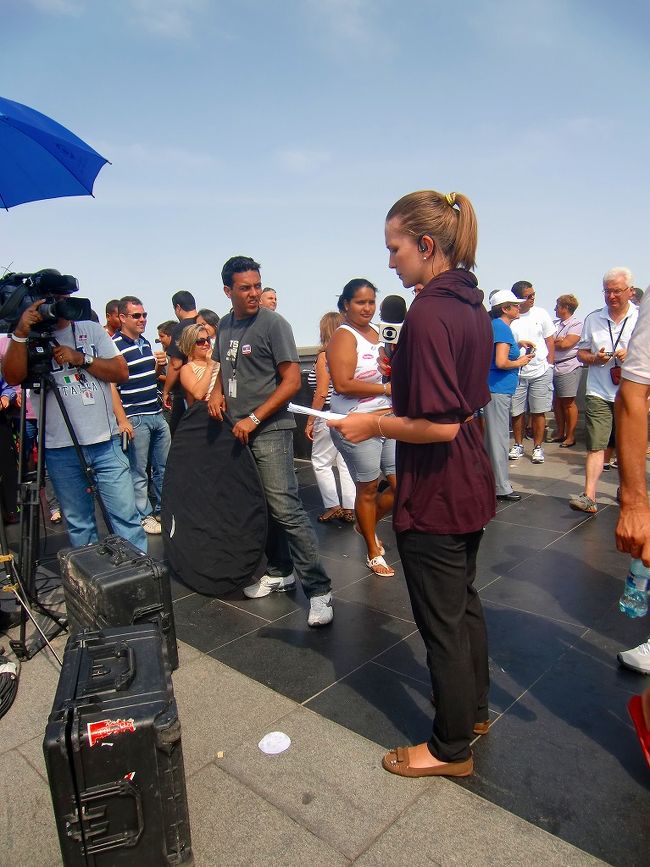 こちらではテレビ局の撮影も・・・<br />アナウンサーのお姉さん。お綺麗でした。<br /><br />夜ホテルでテレビを見ていたら、<br />ナント！この光景が映っていてビックリ！！ <br /><br />