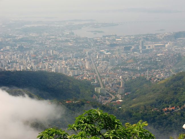 上からの眺めはちょっと霞んでいましたが素晴らしかったです。<br /><br />