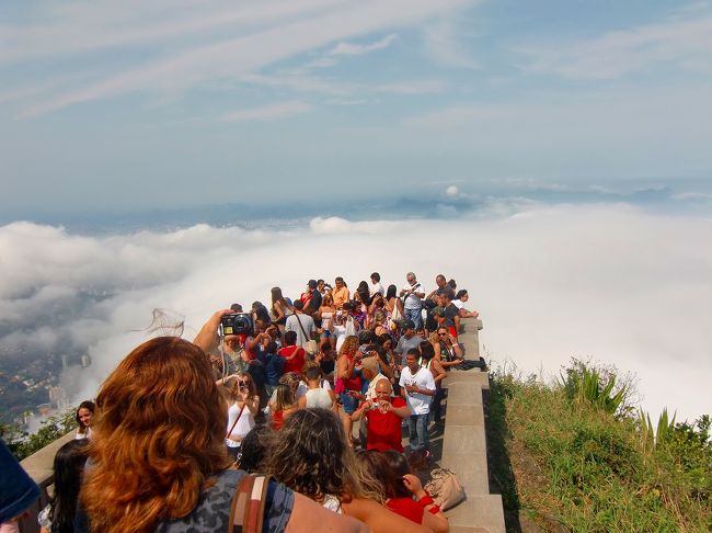 景色が見えていたかと思うと、こんな風に雲が出たり・・・・<br /><br />まるで雲の上に浮かんでいるみたいでしょう？ <br />この場所は霧が出やすいみたいで、晴れている日でもキリストが見えない時があるらしいですよ。<br /><br />それにしても観光客の数がハンパじゃないです。満員電車並み。 <br />