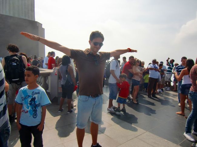 キリスト像の前ではお決まりのポーズ？でパチリ。 <br />