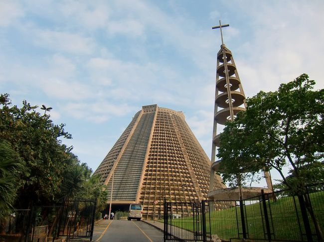 タクシーで次に訪れたのは・・・<br />「カテドラル・メトロポリターナ」<br />これ教会なんですよ！ 面白い形ですよね。カテドラルの上に教会には必ずある十字架が無いんです。<br />代わりに、手前の塔の上に載っていました 。<br />