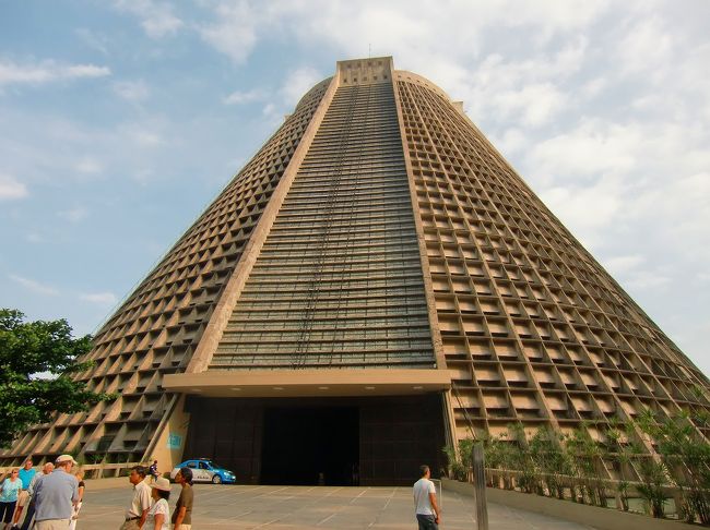 このカテドラル・メトロポリターナ(Catedral Metropolitana)は 1976年に建造された大聖堂。<br /><br />円錐形で高さ96メートル、床の直径106メートル。<br />まるで見た目は高層ビル。<br />着席5千人、立ち席を含めると計2万人収容可能とか。<br />