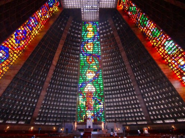 中に入ってみると<br />四方の壁には巨大なステンドグラスが ・・・<br />なんともダイナミック！！ <br />