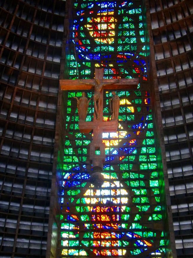 そして、ナント！！！<br />キリスト像の十字架が空中に浮かんでいるんですよ〜〜 <br />なんともダイナミックで不思議な教会です。<br />