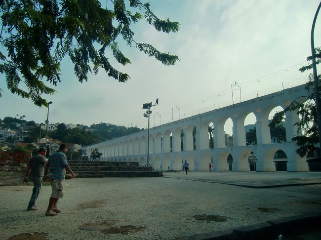 カリオカ水道橋。<br />この水道橋は２段組み42個のアーチ状橋桁からなる全長270ｍ、高さ18ｍの古代ローマ式水道橋で1750年に建設されたそうです。<br />市南部の丘陵地帯のカリオカ川から市街地中心部へ水を供給するために建設されたそうですが、現在は路面電車の陸橋として使われているらしいです。<br />