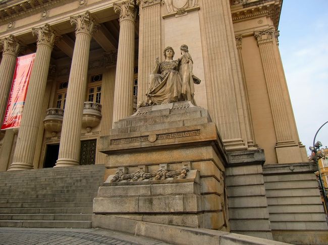 チラデンチス宮殿・入り口<br />1926年に完成した現在の建物は、入口に円柱があしらわれ、<br />ギリシャ建築を思わせる外観です。<br />（現在は立法議会に使われています）<br />