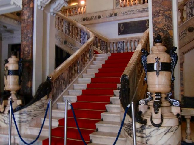 中に入るとすぐにある立派な大階段（上は立ち入り禁止でした ）