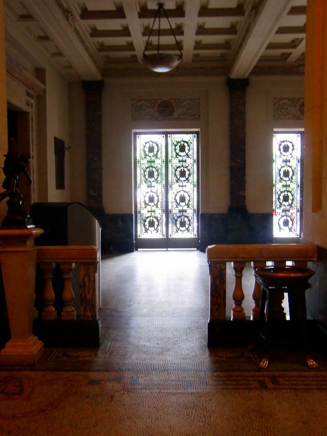 現在でも立法議会が週３回ここで開かれているそうです。