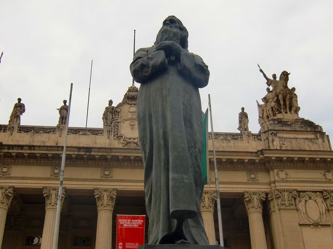 宮殿の名前はブラジルの自由のために殉死した英雄、チラデンチス氏に由来するそうで、宮殿の前には、彼の銅像が置かれていました。<br />宮殿という名前が付いているので王様が住んでいたのかと思ったのですが、どうもそうではなかったみたいです。 <br />