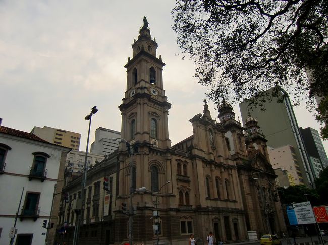 新しい（といっても綺麗ではない）ビルと古い建物が混在しているセントロ地区ですが、休日のせいか<br />歩いている人も少なく、なんとなく不気味な雰囲気が・・・<br />セントロ地区は犯罪も多く、歩いての見学は注意が必要です。<br /><br /><br /> <br /><br />