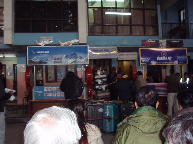 ハイキングが終わるとカトマンドゥ市内のレストランで中華の昼食を食べた。食後に現地のガイドさんがネパールの新聞に日本がアジアカップのサッカーの試合でカタールに勝ったと教えてくれた。今回のツアーの参加者もサッカーに関心があるのか、皆喜んでいた。<br />その後、空港に向かう。