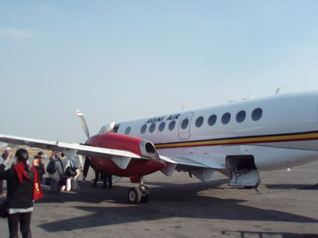 カトマンドゥー、15時40分、ポカラへ出発