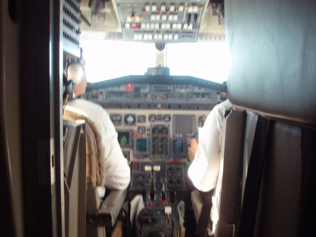 操縦席は、カーテンで仕切られているだけで、その様子を見ることができます。」
