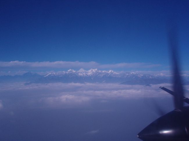 15時20分に小さな飛行機に乗り、約30分でポカラに到着した。飛行中、右手には、雪をかぶったヒマラヤの山々がよく見え、皆、席から身を乗り出してその景色を写真やビデオで撮っていました。