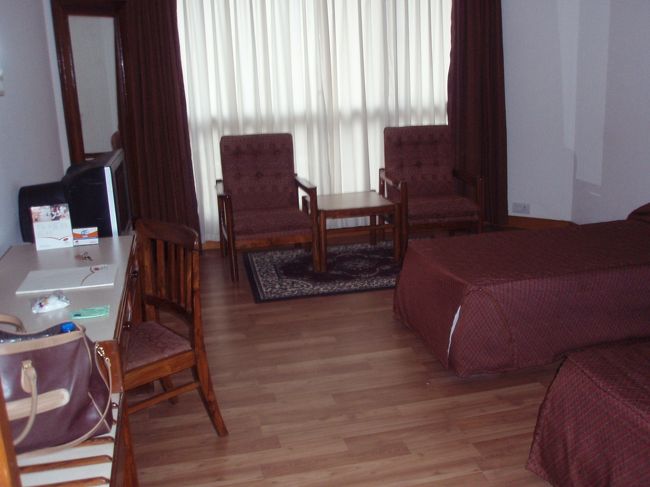 空港からバスで5〜6分でポカラグランドホテルに到着した。ホテルは見栄えのする立派なホテルである。このホテルからは、天気がよければアンナプルナ連峰やマチャプチャレが見えるそうであるが、生憎雲がかかっており、見えなかった。