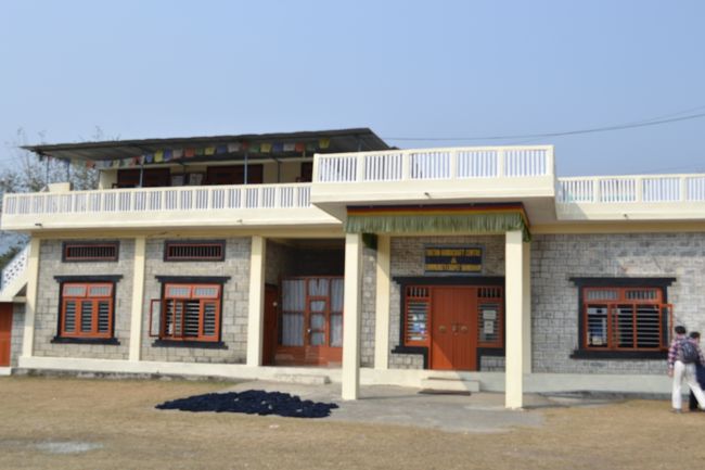 この後、ポカラ市内にあるチベットからの難民の方が暮らす集落に行き、絨毯製造の教育訓練施設や絨毯の即買場を見学した。