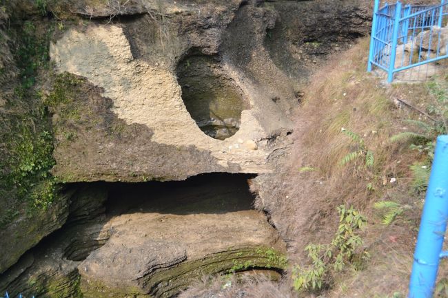 雨季は水流が多く、石がくるくる回って岩を削った様である。<br /><br />この後、オールドバザールやヒンドゥー教のビンダバシニ（Bindabasini）寺院を見学した。ビンダバシニ寺院では、２組の新婚さんが結婚式を行っていた。<br />早めの夕食をホテルでとり、ゆったりと風呂に浸かって眠る。<br />