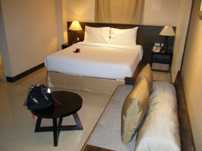 NANA駅からはバックパック背負っていたので、<br />歩きじゃなくバイクタクシーでホテルへ。<br />今日は１泊の予定なのでUNICO EXPRESS HOTEL!<br /><br />タイ旅行ではバイクタクシーにはお世話になりました。<br />女性１人でタクシーは密室で危ないと聞いていたので、<br />前回のタイ旅行でもずっとバイタクです。<br /><br />バイクに抵抗がなければ、渋滞にもあまり嵌らないので<br />おすすめです。運転は上手ですが、ぐいぐいと突き進むので<br />安全とは言い切れませんが（笑）