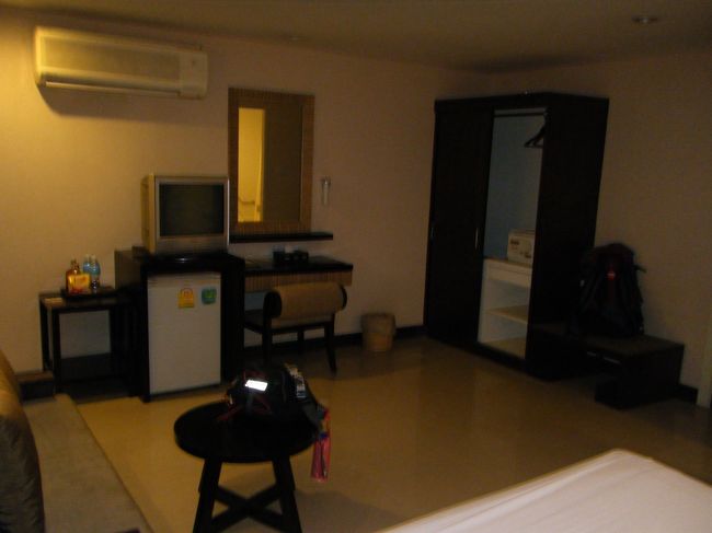 設備は十分ですが、窓がなく連泊はきついかな。<br /><br />一人にしては広すぎる！<br />そして、ロビーはきれいですがエレベーター降りて廊下は・・・。<br /><br />ロビーのみWIFIフリーでした。<br />私の部屋では接続は悪いですが、入りました。