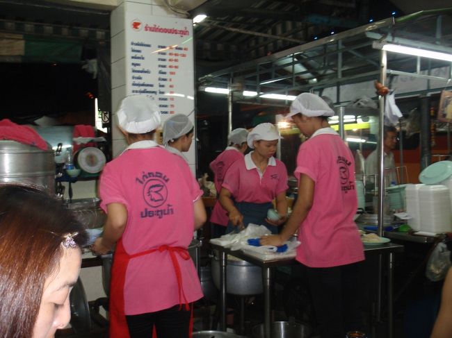 少ししてから駅まで歩いてCHIT ROM駅へ。<br /><br />今晩の夕食は！<br />大好きなカオマンガイのお店。<br /><br />ラーンガイトーンプラトーナム<br />通称ピンクのカオマンガイ<br /><br />早朝から夜遅くまで営業しています。<br />