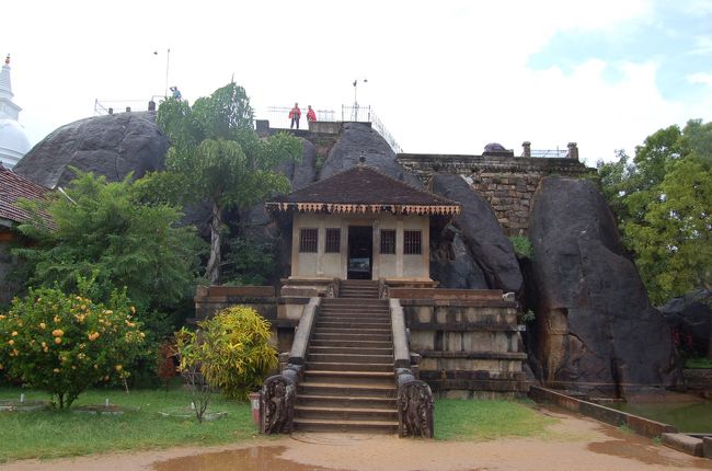 アヌラーダプラ<br />イスルムニア精舎　正面から