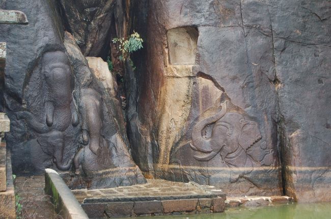 アヌラーダプラ<br />イスルムニア精舎　象の石像