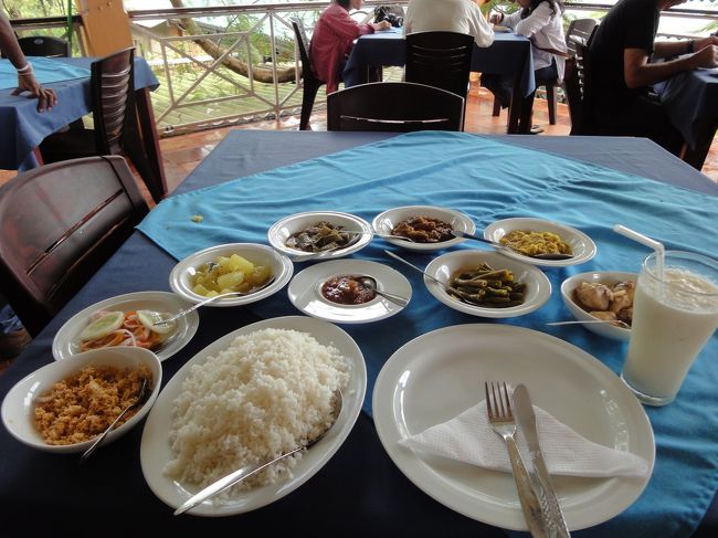 スリランカのカレーライス<br />つけ合わせが豊富